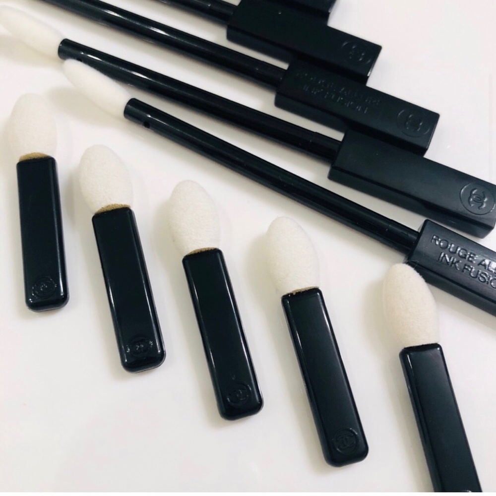 - Chanel lip gloss and eye shadow applicators bundle